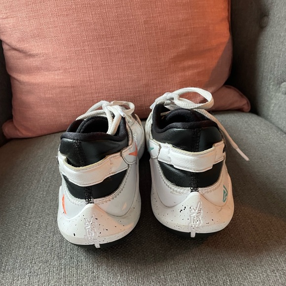 Nike Freak Basketball Shoes size 4 - Picture 3 of 3